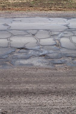 Çatlaklar ile kötü yol
