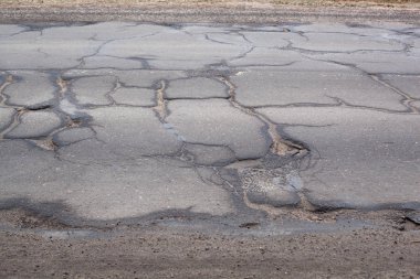 Çatlaklar ile kötü yol