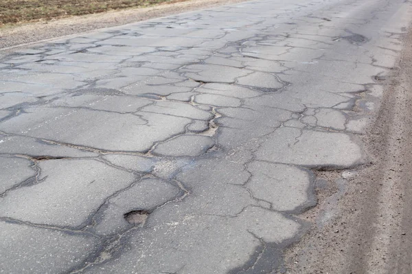 Zavallı asfalt durumu yol. — Stok fotoğraf
