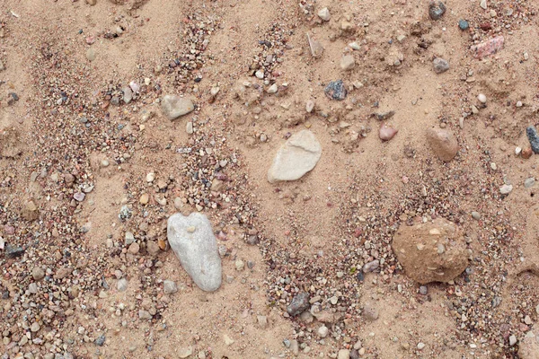 Farbkieselsteine im Sand. — Stockfoto