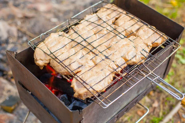 Koken op de barbecue grill met vlam — Stockfoto