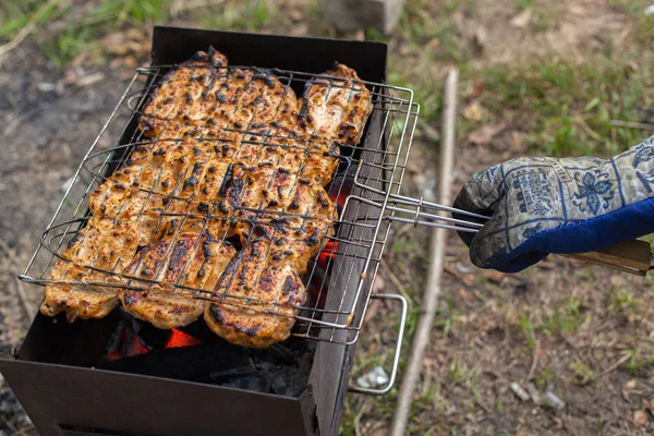 Koken op de barbecue grill met vlam — Stockfoto