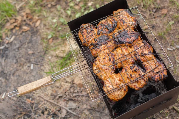 Koken op de barbecue grill met vlam — Stockfoto