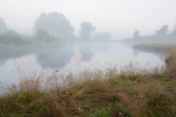 Foggy matin sur la rivière — Photo