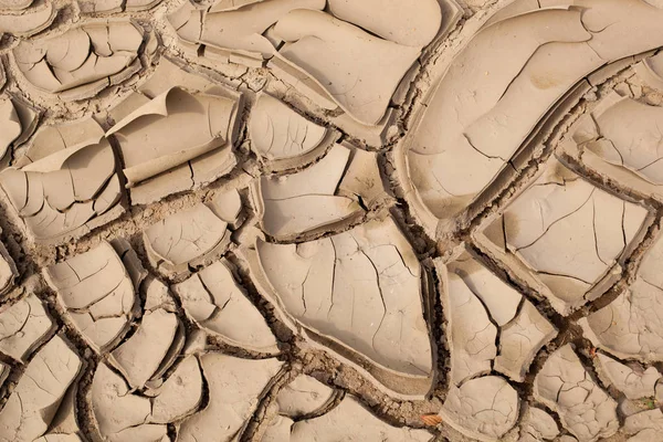 kırık dünya köy yolunda '