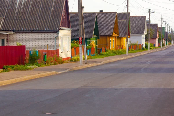 Calle de un pequeño pueblo con casas rurales privadas — Foto de Stock