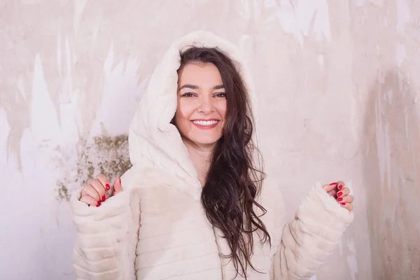 Hermosa mujer morena pelo sonriente alegre feliz riendo con grandes dientes sonrisa —  Fotos de Stock