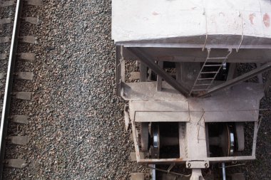 Raylarda bekleyen bir yük treni boşaltılmayı ya da yüklenmeyi bekliyor.