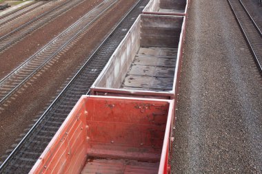 Raylarda bekleyen bir yük treni yüklenmeyi bekliyor.