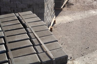 Yeni yürüme yolu için bir sürü yeni gri renkli tuğla tuğla tuğla döşeme taşı.