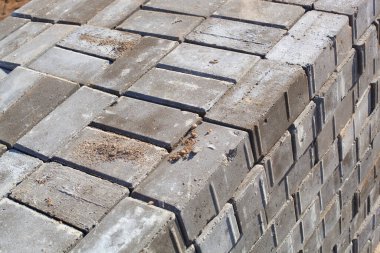 Gri renkli taş tuğla yeni yürüme yolu için zemini kaplıyor.