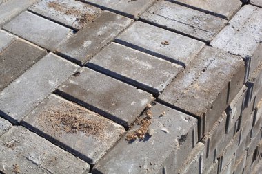 Gri renkli taş tuğla yeni yürüme yolu için zemini kaplıyor.