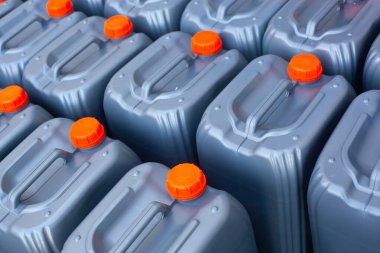 Kürsüde bir renk motor yağı galonu