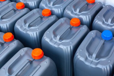 Kürsüde bir renk motor yağı galonu