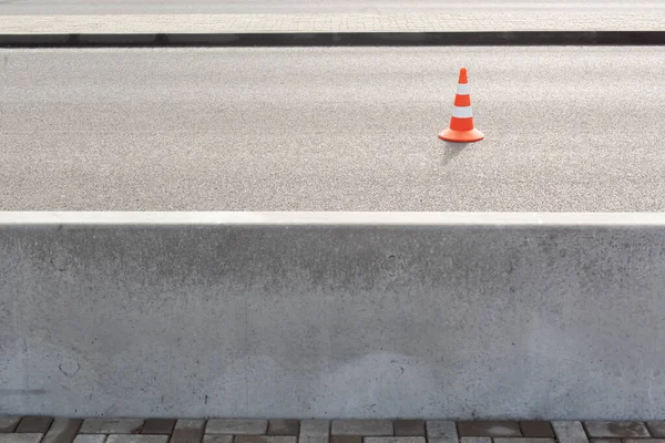 Yolu Kaldırımı Ayıran Büyük Beton Çitli Arabalar Için Bitumen Kaldırım — Stok fotoğraf