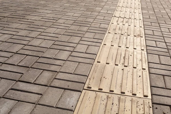 Pavimento Tátil Amarelo Brilhante Para Deficientes Visuais Calçada — Fotografia de Stock