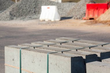 Yığınla beton kaldırım taşı. Yol inşaatı için inşaat malzemeleri