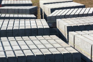 Yığınla beton kaldırım taşı. Yol inşaatı için inşaat malzemeleri