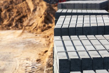 Yığınla beton kaldırım taşı. Yol inşaatı için inşaat malzemeleri