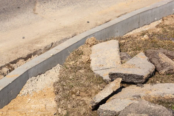 Asfalt koymadan önce yol sınırını ayarlıyorum. Kaldırımın yeniden inşası ve eski kaldırımların değiştirilmesi. — Stok fotoğraf