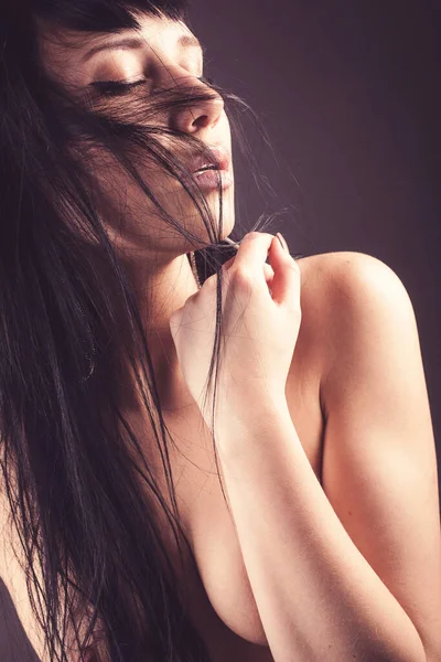 Güzel Bir Kızın Gösterişsiz Duygusal Erotik Portresi Gözleri Kapalı Rüzgar — Stok fotoğraf