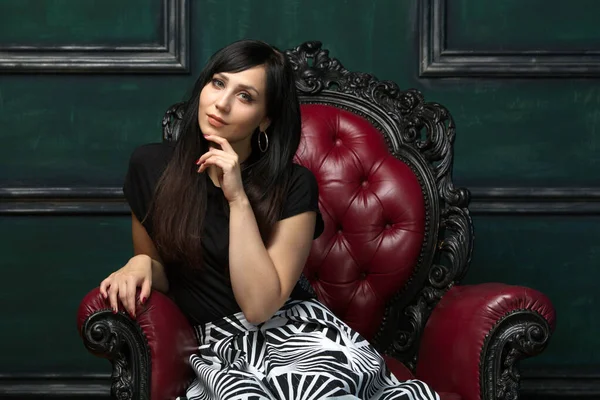 美しい高価な椅子に座っている素敵な美しい女性の肖像画 — ストック写真