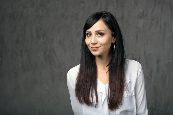 Hermosa Joven Mujer Negocios Caucásica Estudio Rodó Sobre Fondo Gris —  Fotos de Stock