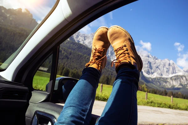 Mädchenbeine ragen aus dem Auto — Stockfoto