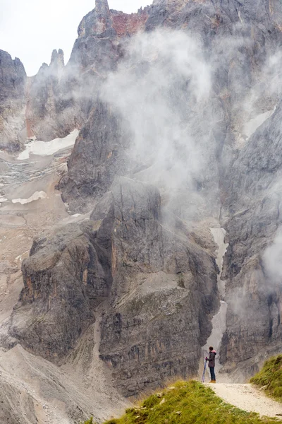 Turist flicka på Dolomiterna — Stockfoto