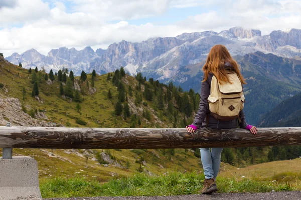 Menina olhando para as montanhas — Fotografia de Stock