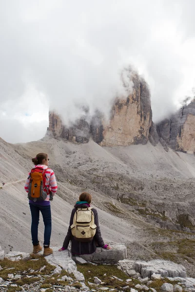 Zwei Wanderinnen beim Blick auf die Felsen — Stockfoto