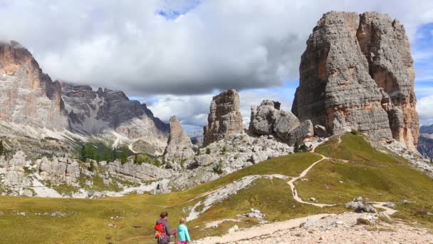 Crianças meninas caminhantes andando perto de torres Cinque Torri — Vídeo de Stock