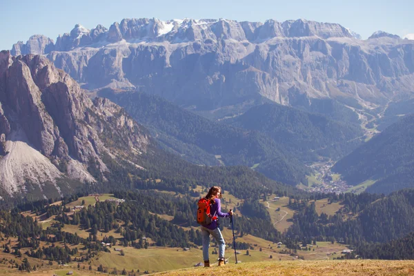 Turist flicka på Dolomiterna — Stockfoto