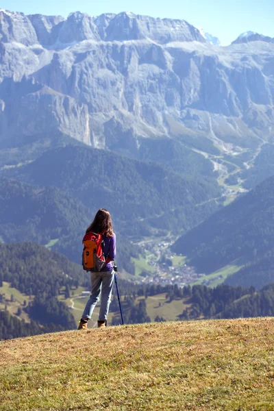 Turist flicka på Dolomiterna — Stockfoto