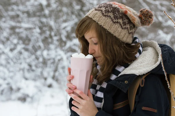 Fille avec tasse — Photo