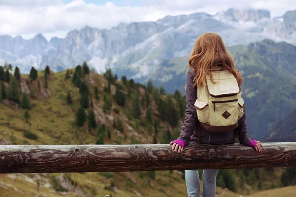 Chica mirando las montañas — Foto de Stock