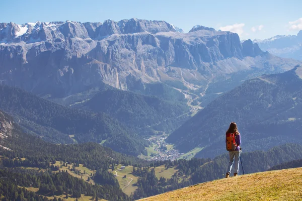 Chica turística en los Dolomitas — Foto de Stock