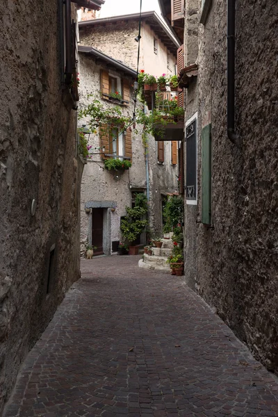 Casa en una pequeña ciudad Tremosine — Foto de Stock