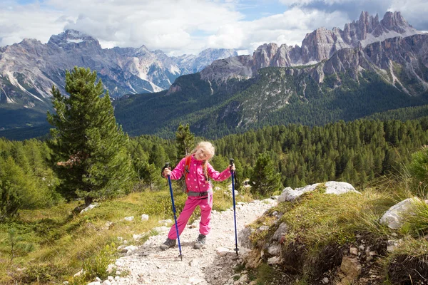 Menina caminhante em um caminho — Fotografia de Stock