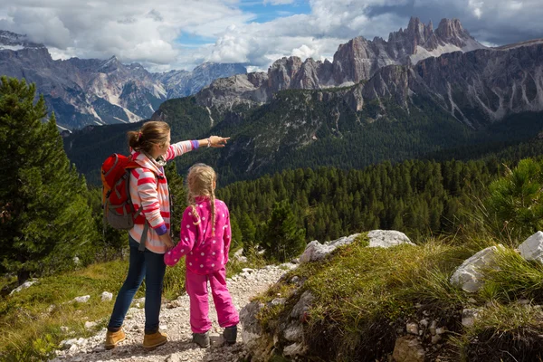 Två turist tjejer på Dolomiterna — Stockfoto