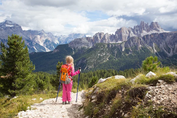 Escursionista bambina su un sentiero — Foto Stock