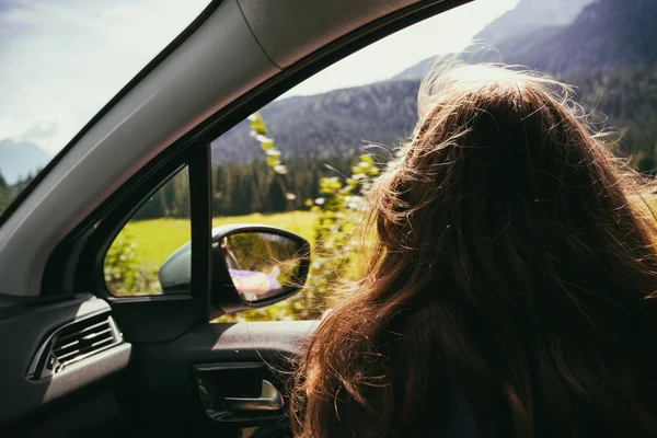 Mädchen im Auto unterwegs — Stockfoto