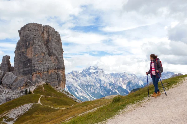 Toeristische meisje op de Dolomieten — Stockfoto