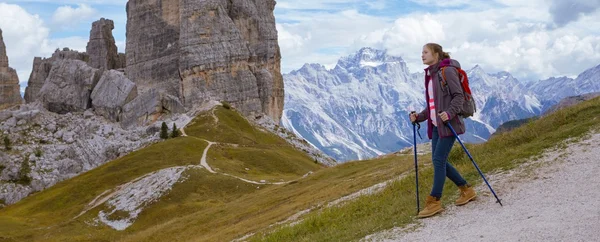 Chica turística en los Dolomitas — Foto de Stock