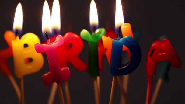 Bruciare candele di compleanno — Video Stock