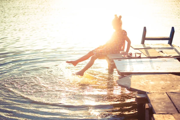 호수에서 튀는 어린 소녀 — 스톡 사진