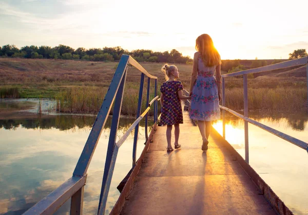 Madre e hija en un puente — Foto de Stock