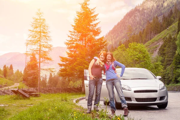 Voyager en voiture sur les Dolomites — Photo