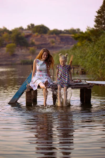 Mama și fiica stau pe dig — Fotografie, imagine de stoc