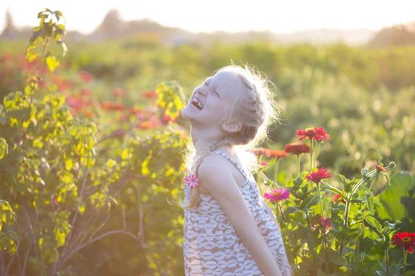 Dívka v zahradě — Stock fotografie